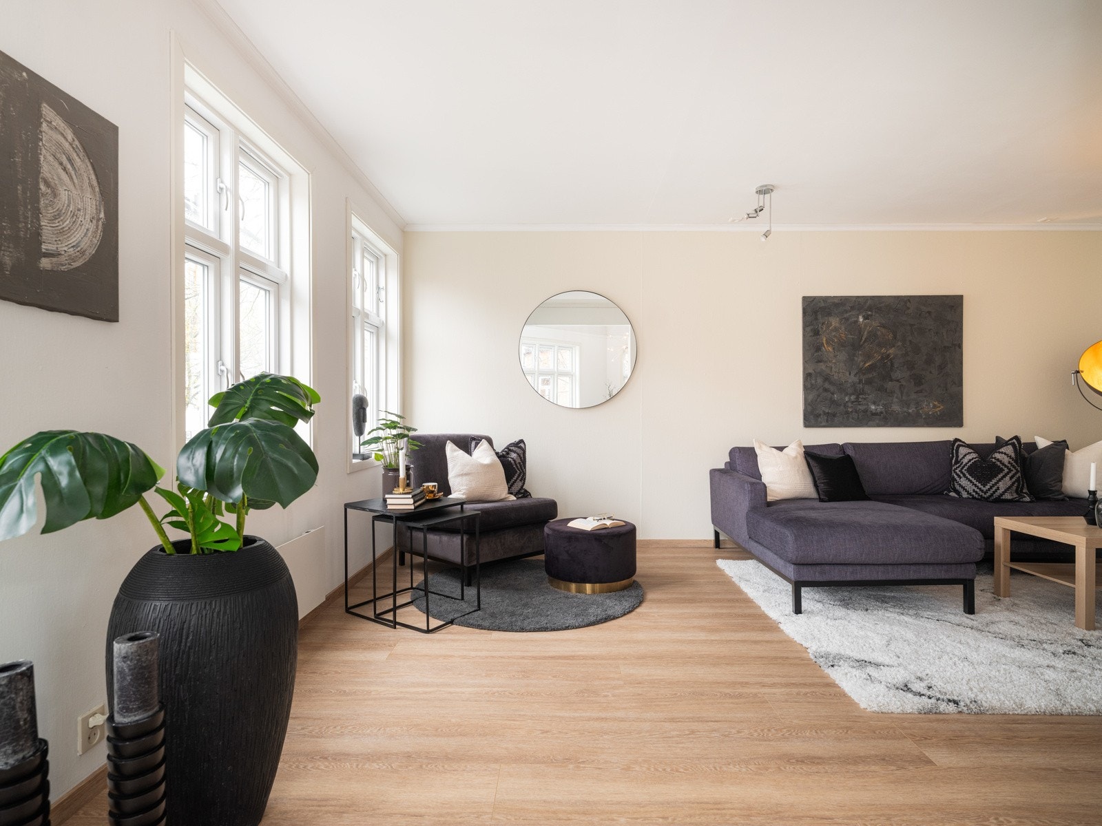 De store vindusflatene gir oppholdsrommet godt lysinnslipp og sørger for en flott romfølelse. Galleribilde