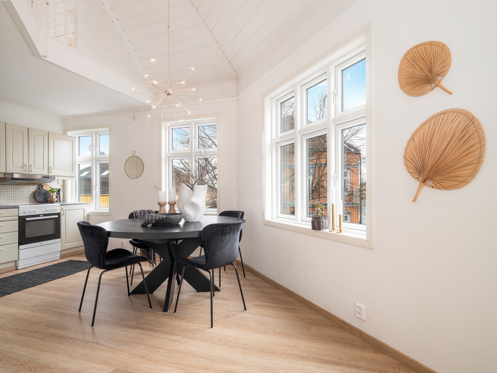 Kjøkkenet på 17 kvm har god plass og kan enkelt møbleres med en spisegruppe for 4-6 middagsgjester. Galleribilde