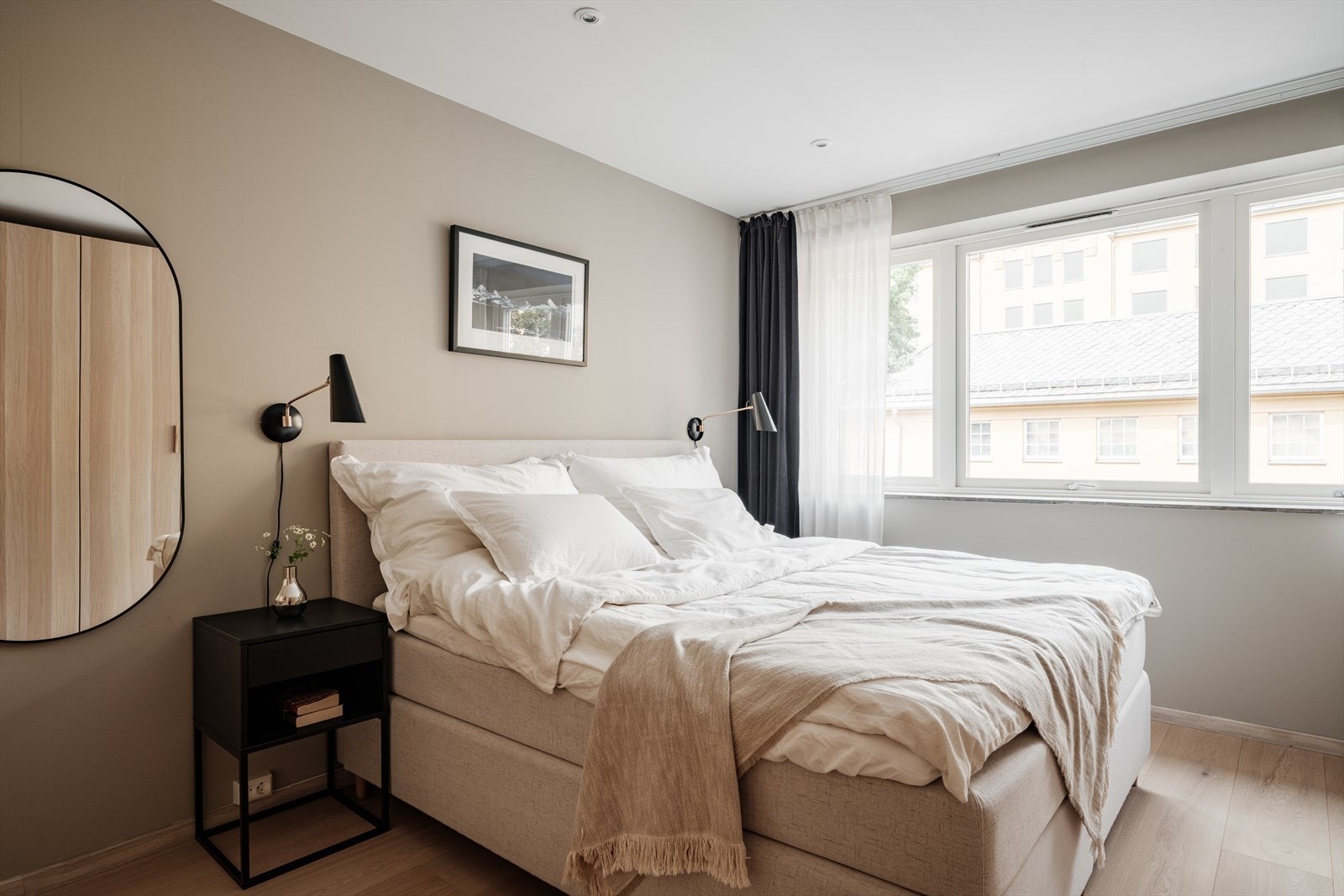 Leiligheten har to fine soverom med enstavs parkett og glatte, malte veggflater i lyse og behagelige fargetoner. Galleribilde