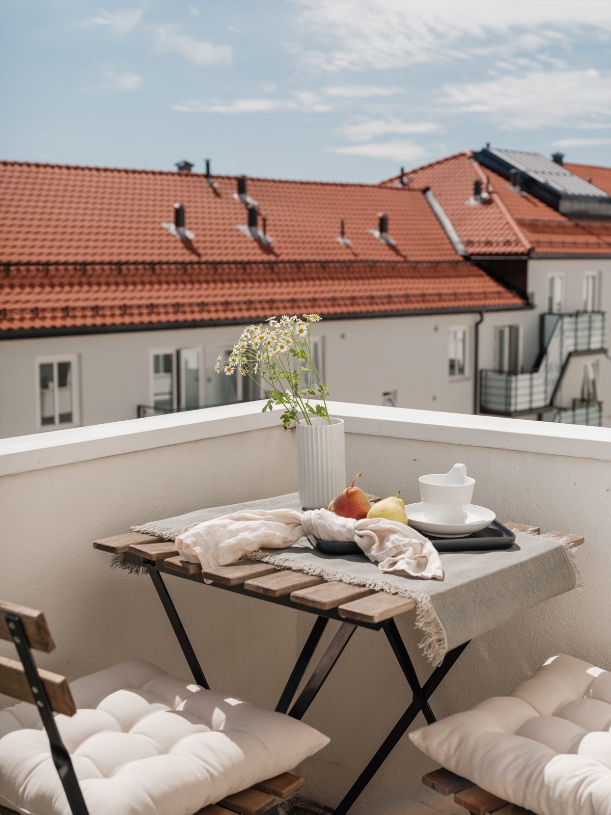 Selger opplyser at det er sol på balkongen fra morgenen til rundt kl 16-17 midtsommers. Det er sol til rundt kl 20 på felles plen på fremsiden av bygget ved benkene. Galleribilde