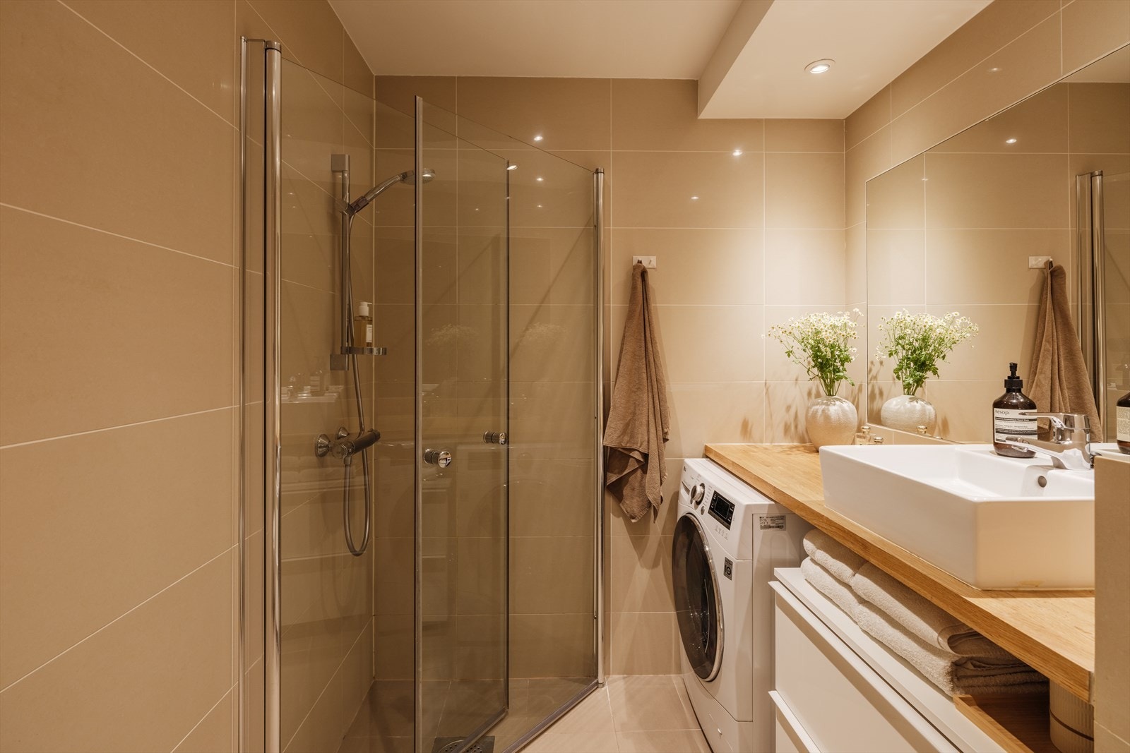 Innredningen består av benkeskap med glatte fronter og en heltre benkeplate. Innredning ble byttet ut i 2022. Galleribilde