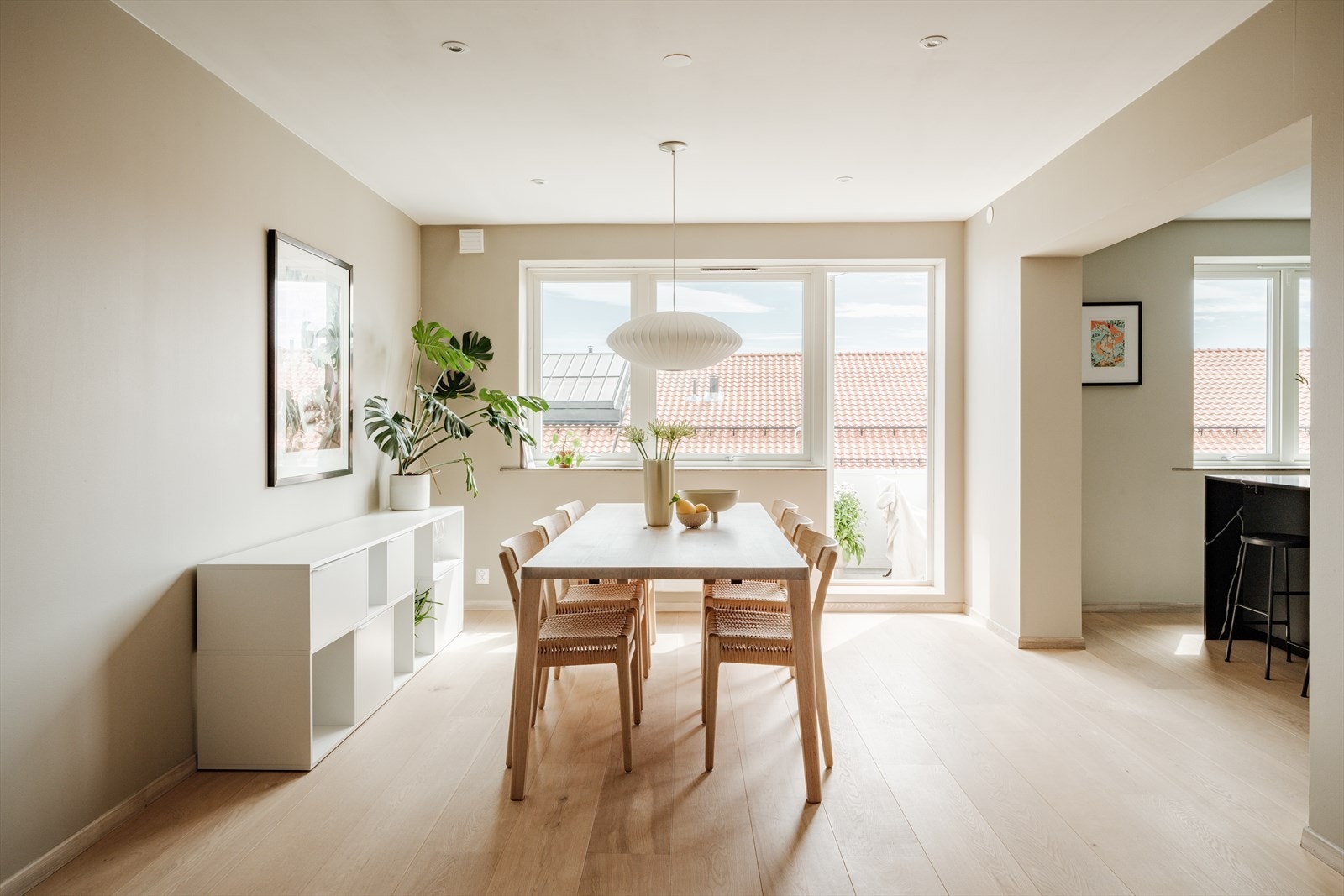 Spisestuen har plass til et stort spisebord med flere sitteplasser, perfekt for både hverdagsmiddager og sosiale sammenkomster. Galleribilde