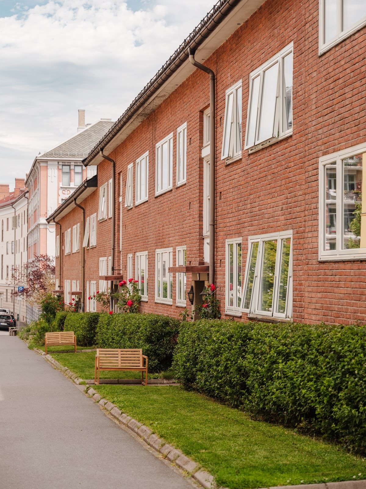 Leiligheten har en svært attraktiv og sentral beliggenhet i et veletablert boligområde preget av grønne parker, klassiske bygårder og et godt nabolag. Galleribilde