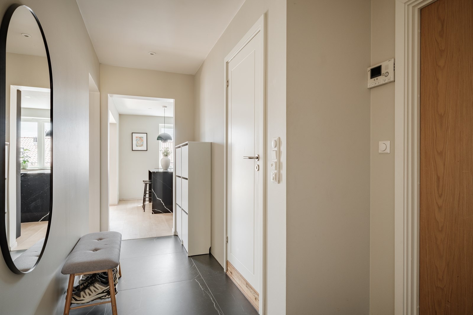 Entréen ønsker deg velkommen med flislagt gulv med varme. Galleribilde