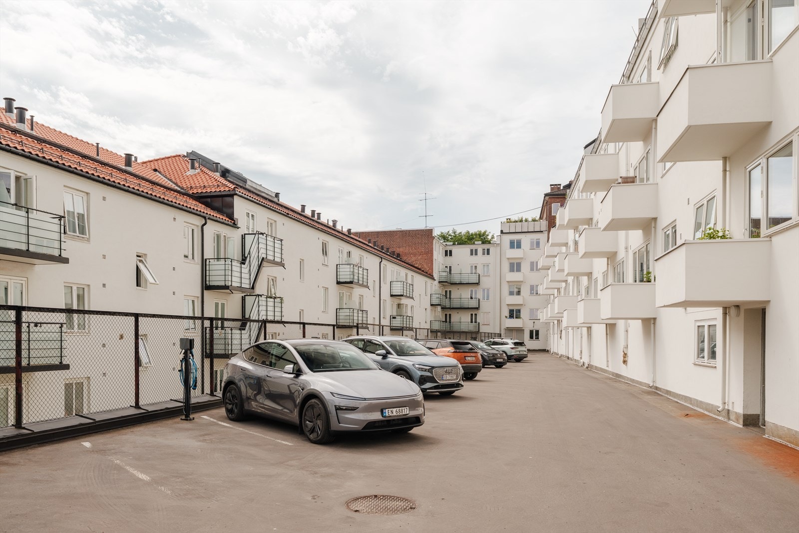 Borettslaget har 33 parkeringsplasser i bakgården til leie etter venteliste. Plasser tildeles av styret. Det er installert ladestasjon for elbil på flere av plassene. Galleribilde