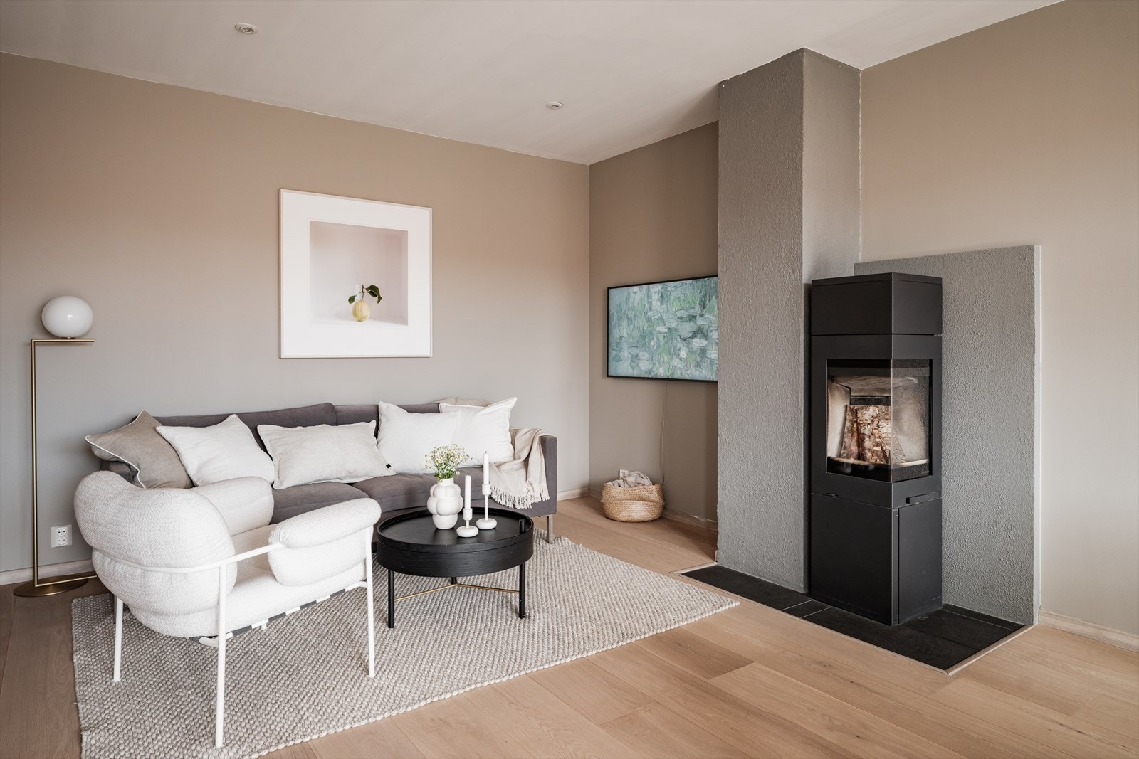 I stuen er det god plass til sofagruppe og TV-løsning, og peisen gir både varme og en hyggelig stemning på kjølige dager. Galleribilde