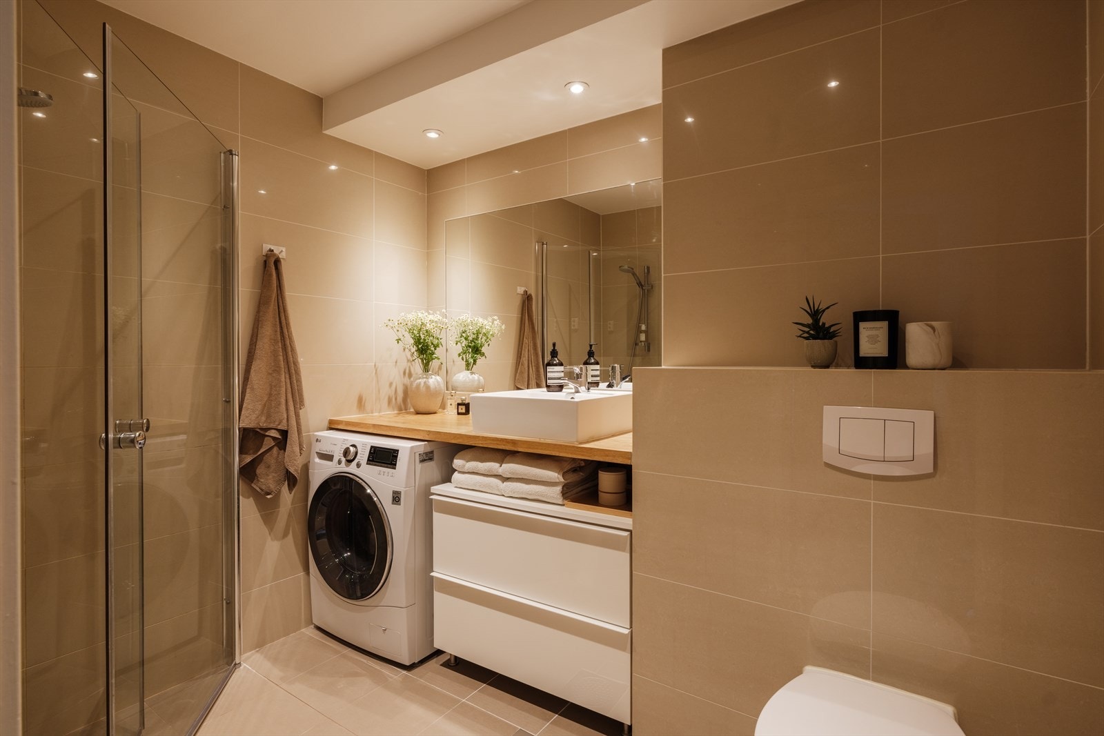 Lekkert, flislagt baderom med delikate farger. Galleribilde