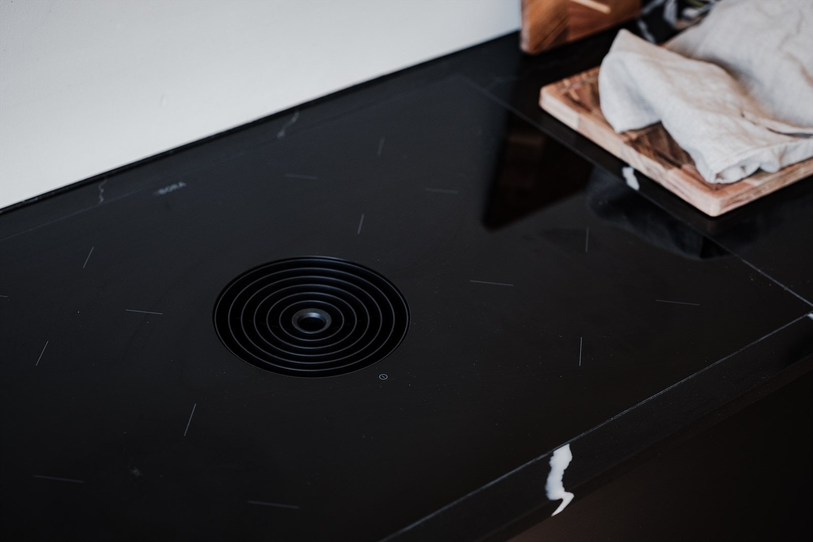 Kjøkkenet er utstyrt med integrerte hvitevarer, herunder induksjonstopp fra Bora med nedtrekks-ventilator(kullfilter), stekeovn, oppvaskmaskin og kjøl/frys. Galleribilde