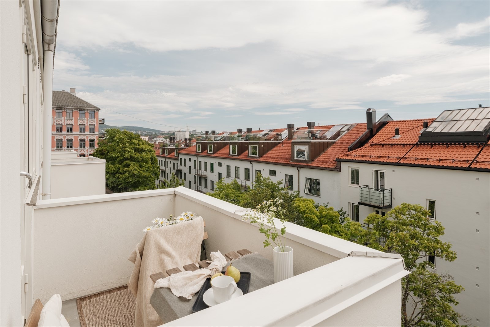 Leiligheten har en flott balkong med nydelig utsikt over nærområdet. Galleribilde