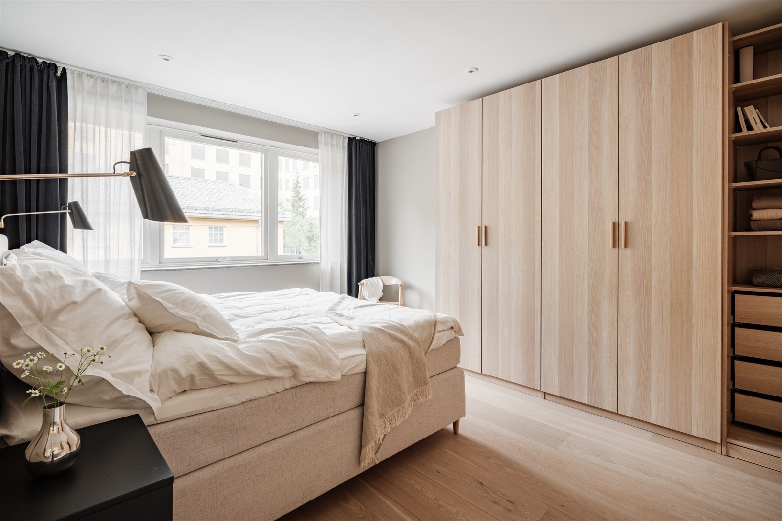 Hovedsoverommet er romslig og har god plass til dobbeltseng og nattbord, og det er god plass til garderobeløsning langs veggen. Galleribilde