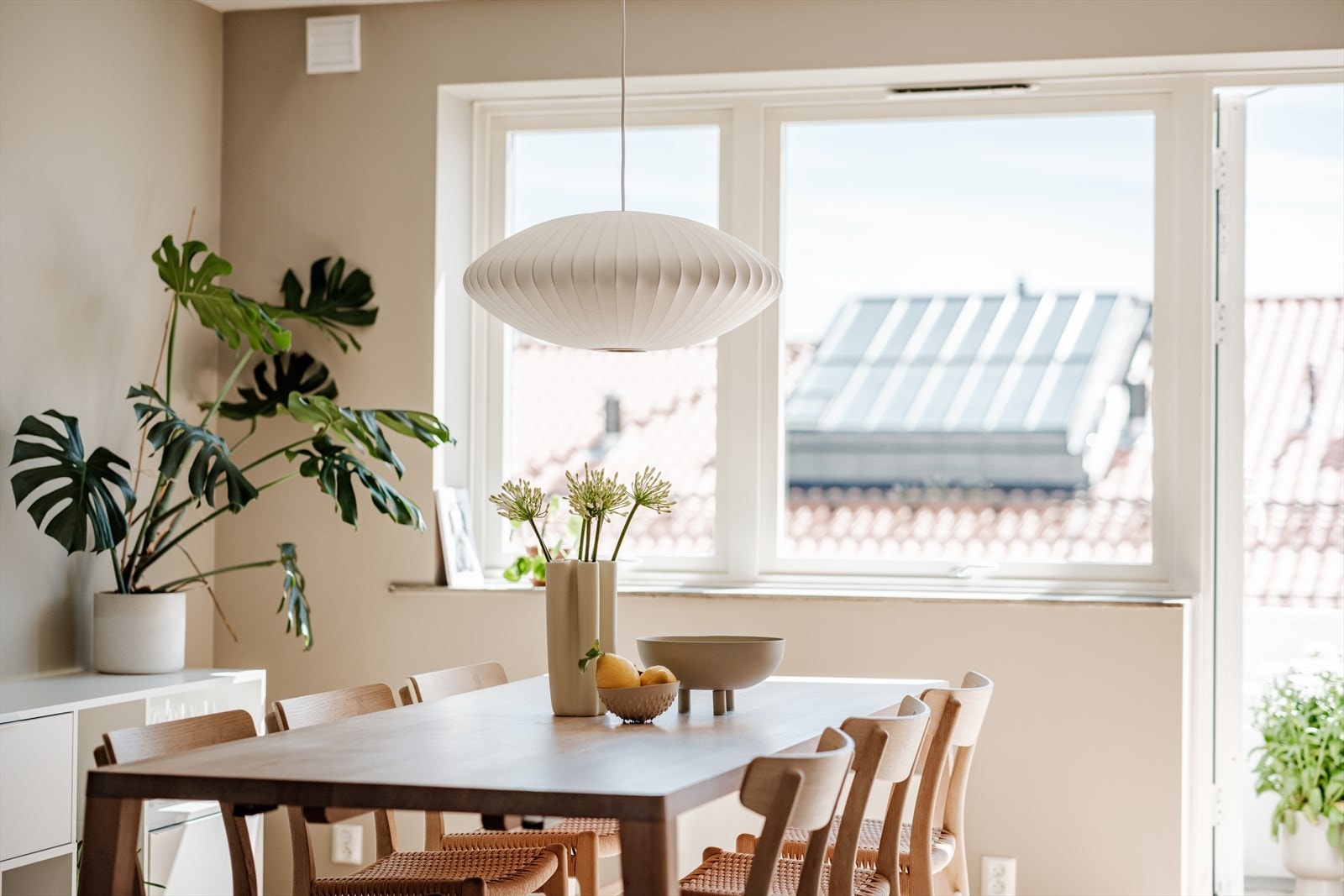 Stuen og spisestuen ligger i en åpen og innbydende sone, med store vindusflater som gir rikelig med naturlig lys og en fin utsikt over nærområdet. Galleribilde