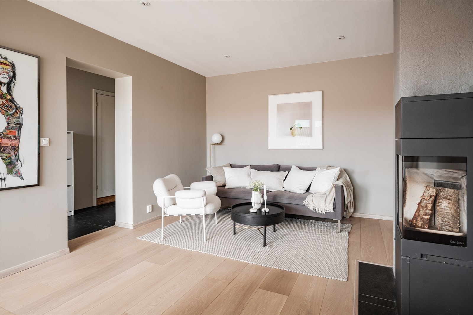 Felleskostandene inkluderer: Forretningsførsel, drift og vedlikehold, kommunale avgifter, bygningsforsikring, avdrag og renter på andel fellesgjeld, eiendomsskatt, grunnpakke tv/internett fra Telia, styrehonorar, trappevask. Galleribilde