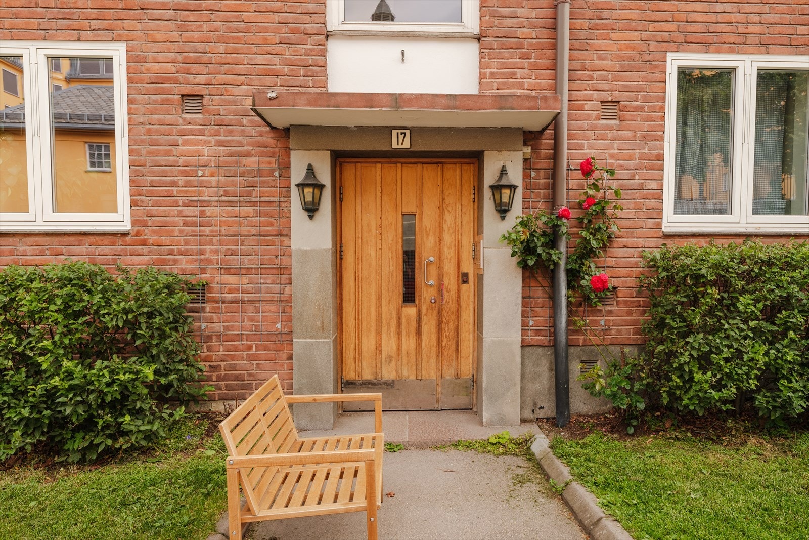 Borettslaget har fine fellesområder foran bygget. Galleribilde
