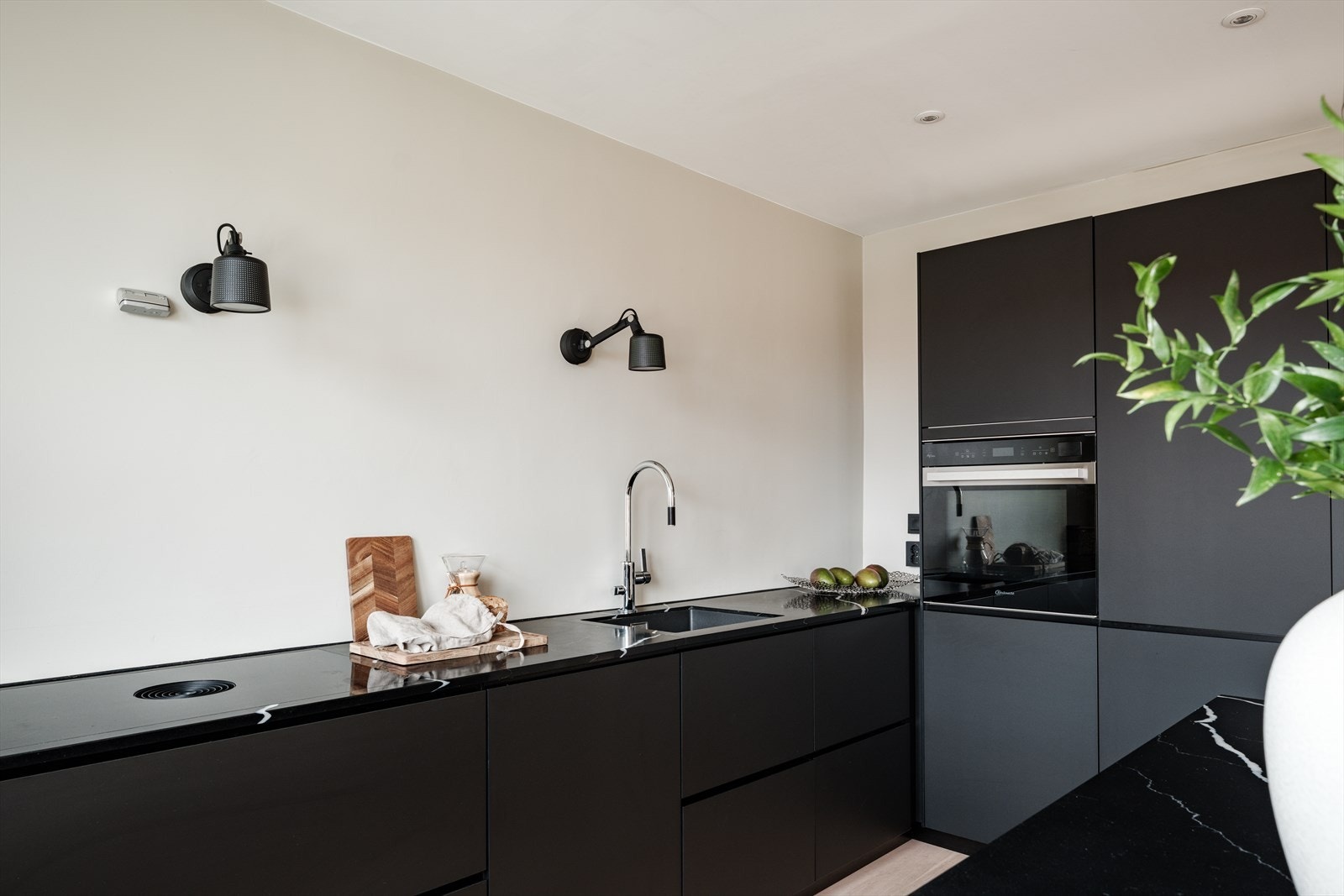 Praktiske løsninger som automatisk vannstopper og komfyrvakt gir ekstra trygghet i hverdagen. Galleribilde