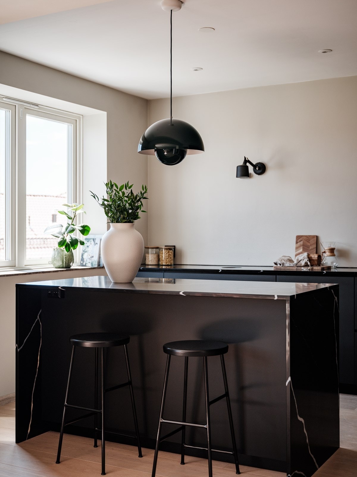 Den romslige kjøkkenøya gir både ekstra arbeidsflate og sitteplasser. Galleribilde