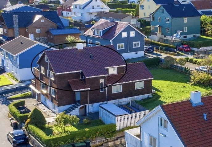 Leilighet ligger i 2. etg. av en tomannsbolig med egen inngang Galleribilde