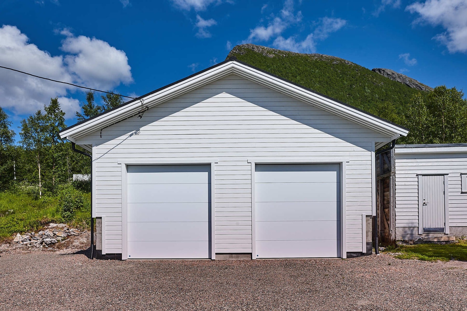 Boligen har en ny praktisk og isolert dobbeltgarasje. Galleribilde