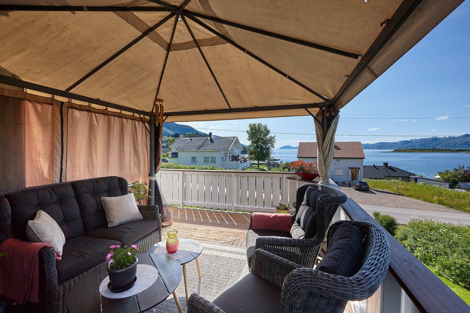 Her kan man nyte finværsdagene omringet av flotte omgivelser. Galleribilde