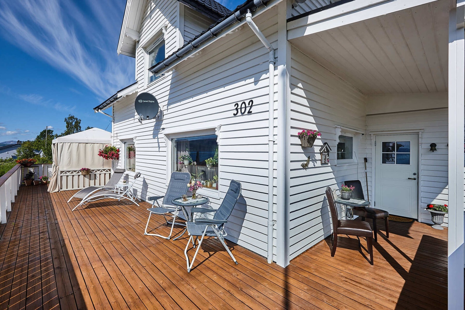 Verandaen strekker seg godt rundt boligen, noe som gjør at man kan nyte solen hele dagen. Galleribilde