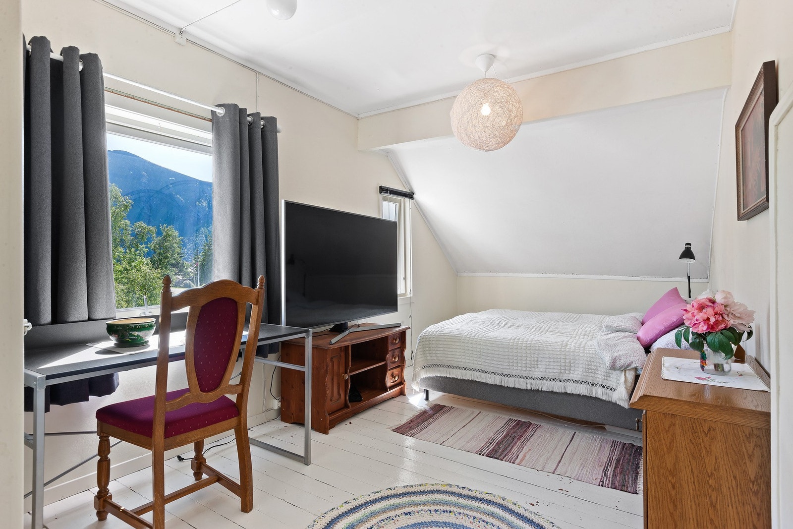 Det er 3 soverom på loftet. Galleribilde