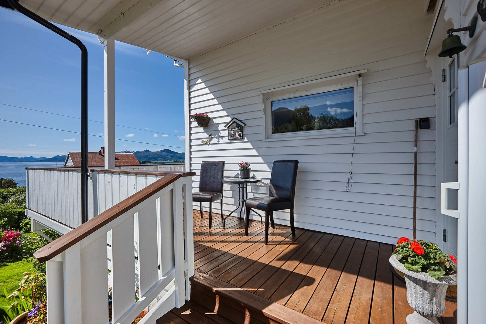 Ved inngangspartiet er det en flott platting med plass til utemøblement. Galleribilde