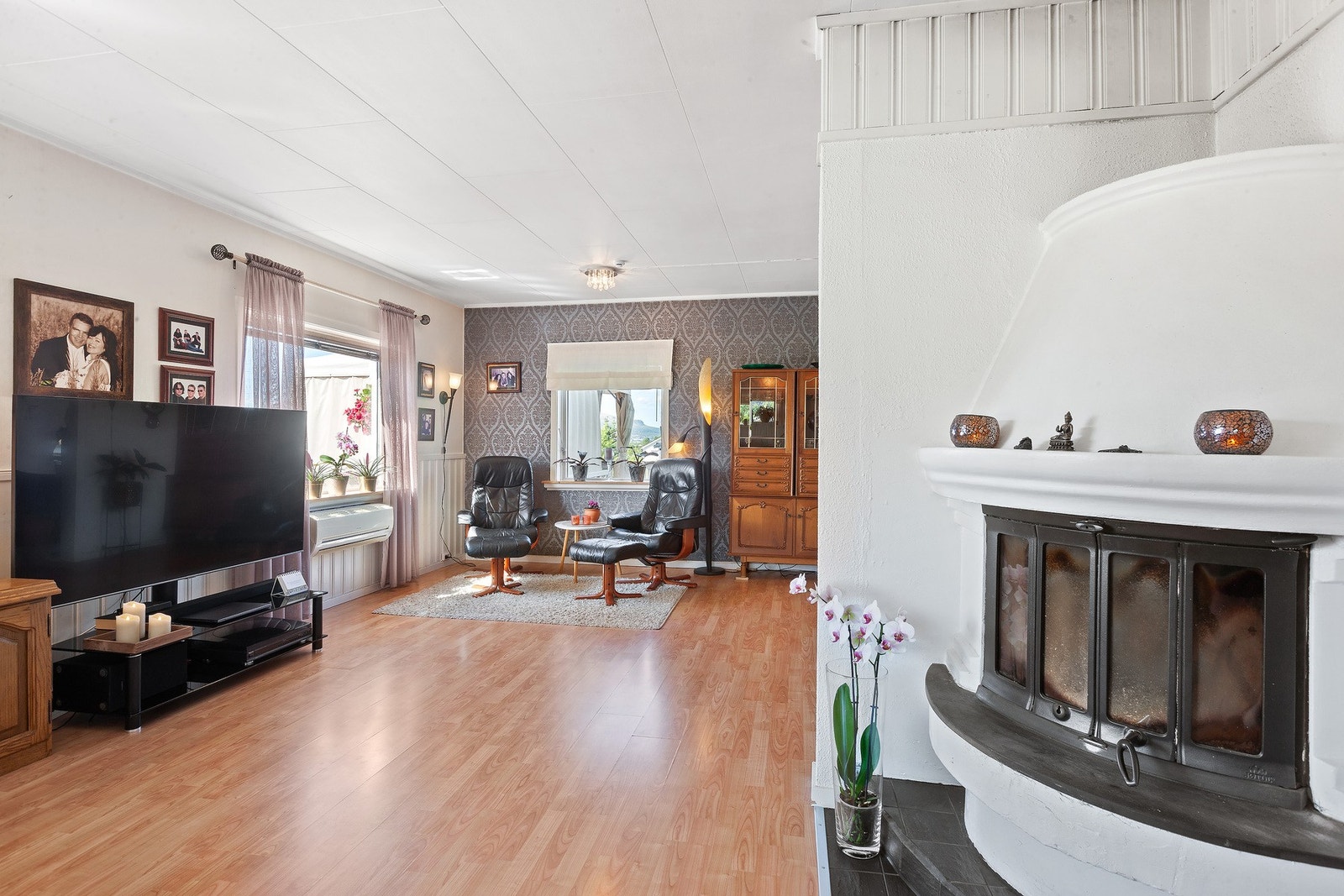 Rommet har vedovn og varmepumpe som oppvarmingskilde. Galleribilde