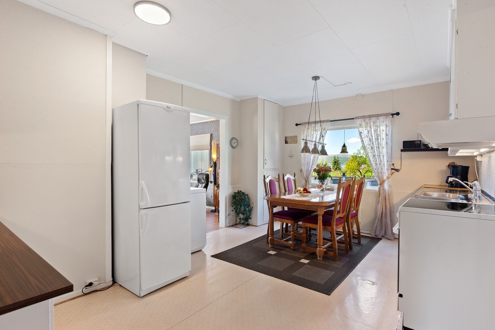 Ved vinduet er det fint med plass til ei spisestue. Galleribilde