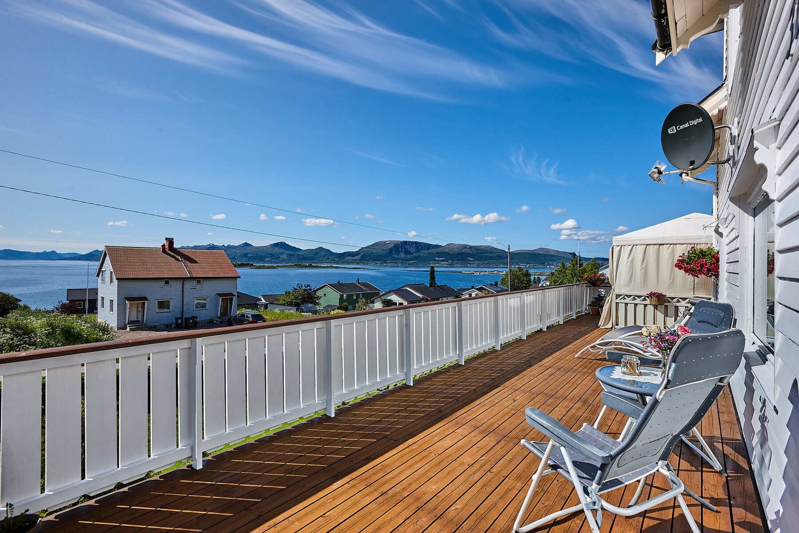 Boligen har en romslig veranda med plass til sittegruppe og grill. Galleribilde