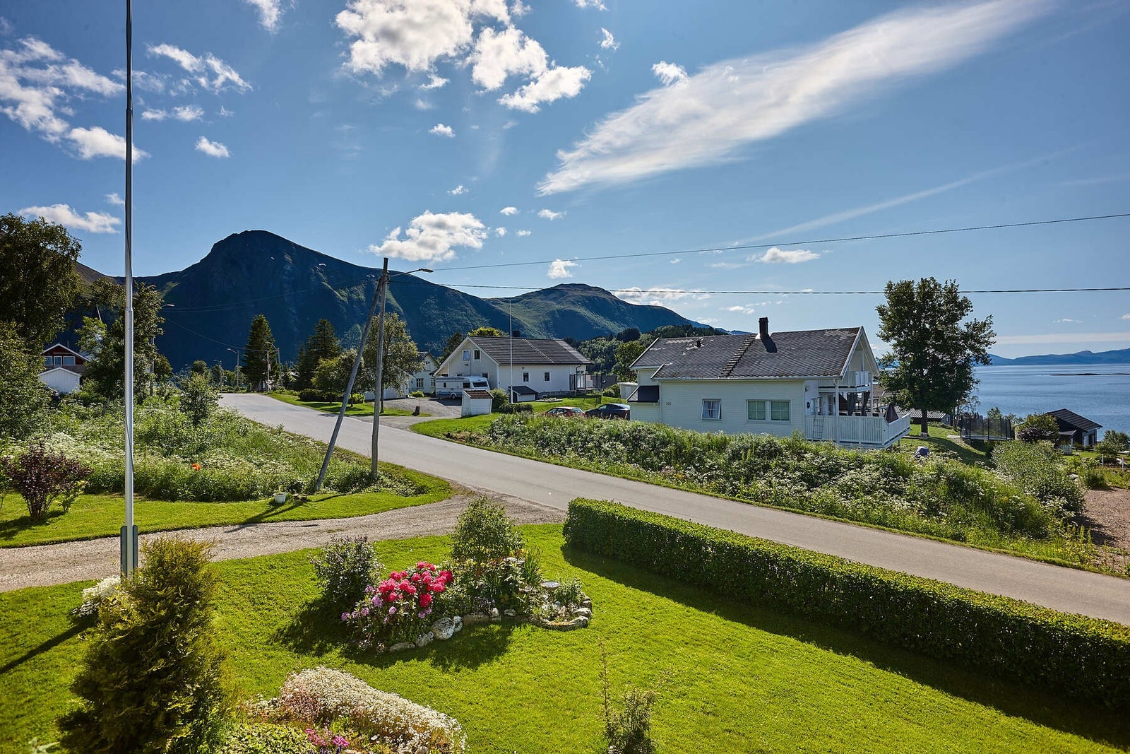 I tillegg har eiendommen en godt opparbeidet plen hekk og diverse busker. Galleribilde