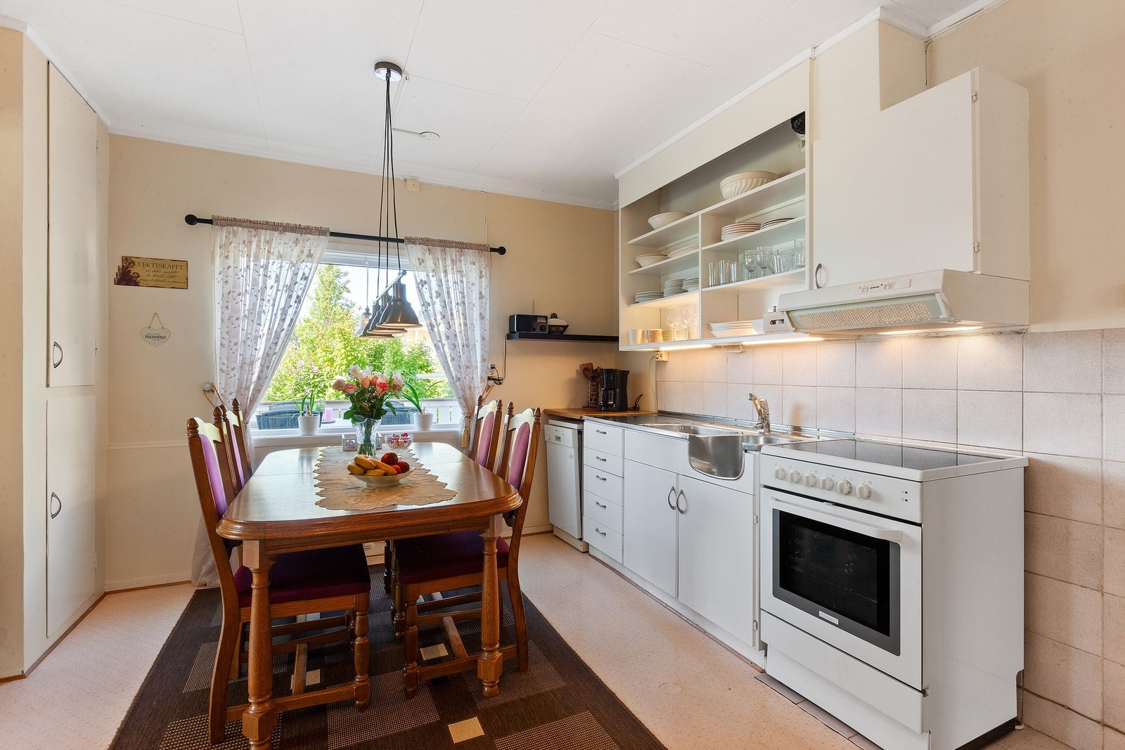 Kjøkkenet har lyse og slette fronter. Galleribilde