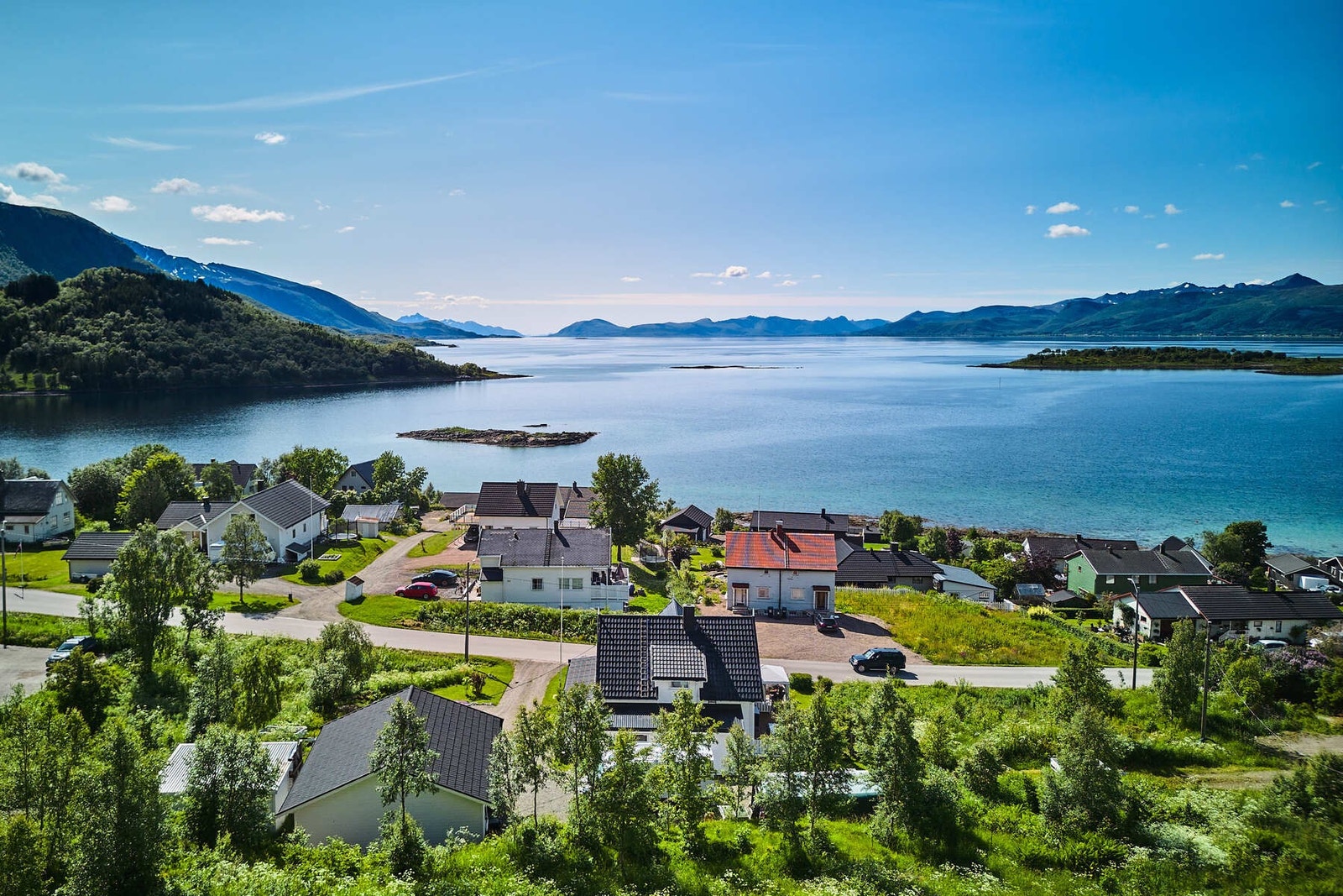 Bygda Sigerfjord har bensinstasjon, kafe, golfbane, barneskole og barnehage Galleribilde