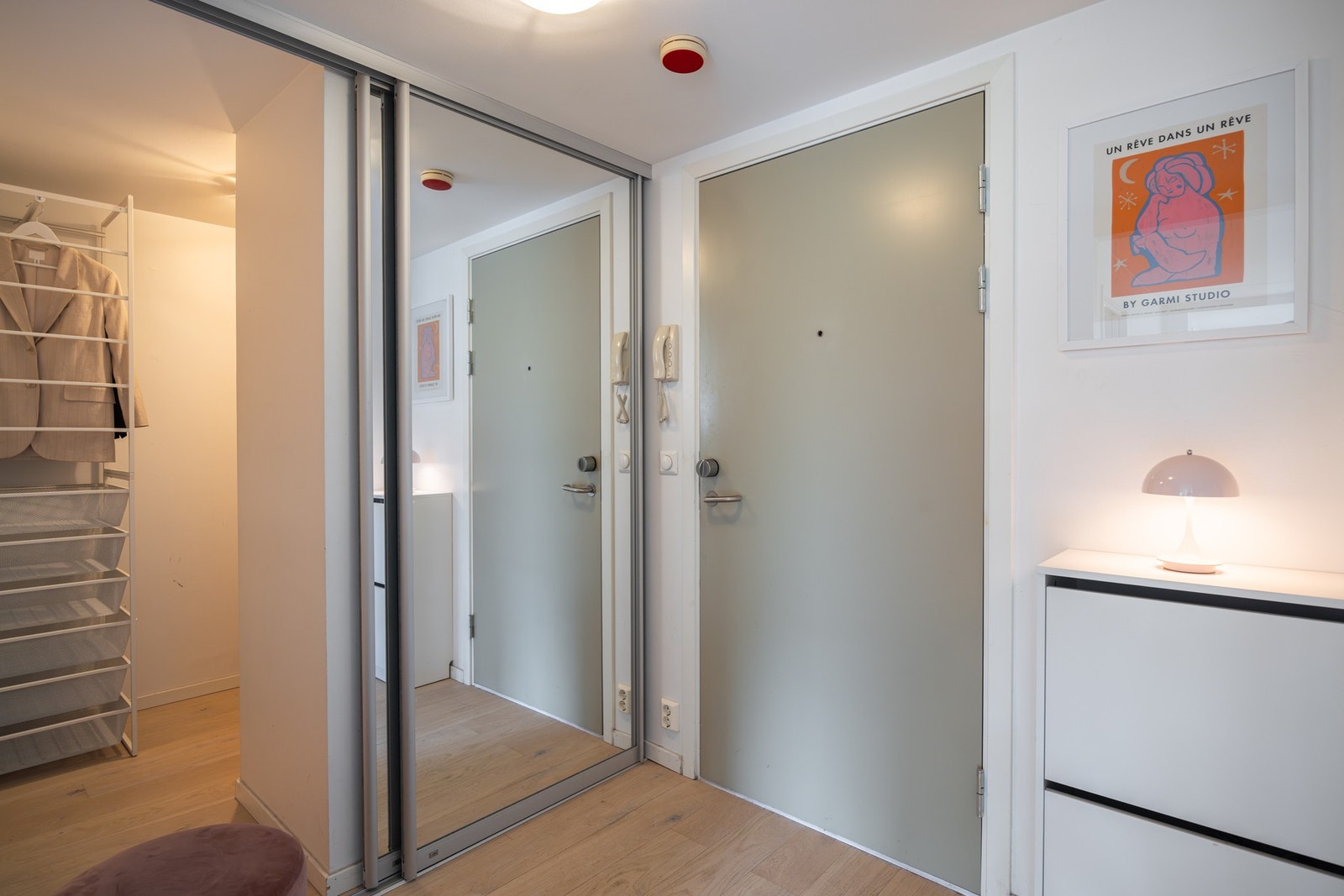 Entréen er både innbydende og praktisk! Bak skyvedøren kommer man til en innvendig bod med mye lagringsplass. Galleribilde