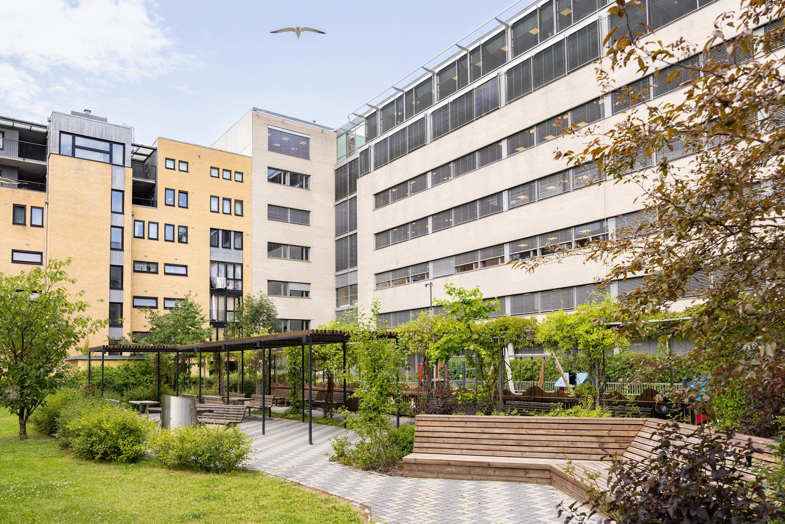 Utenfor finner dere flotte fellesområder med sittegrupper og plen. Galleribilde