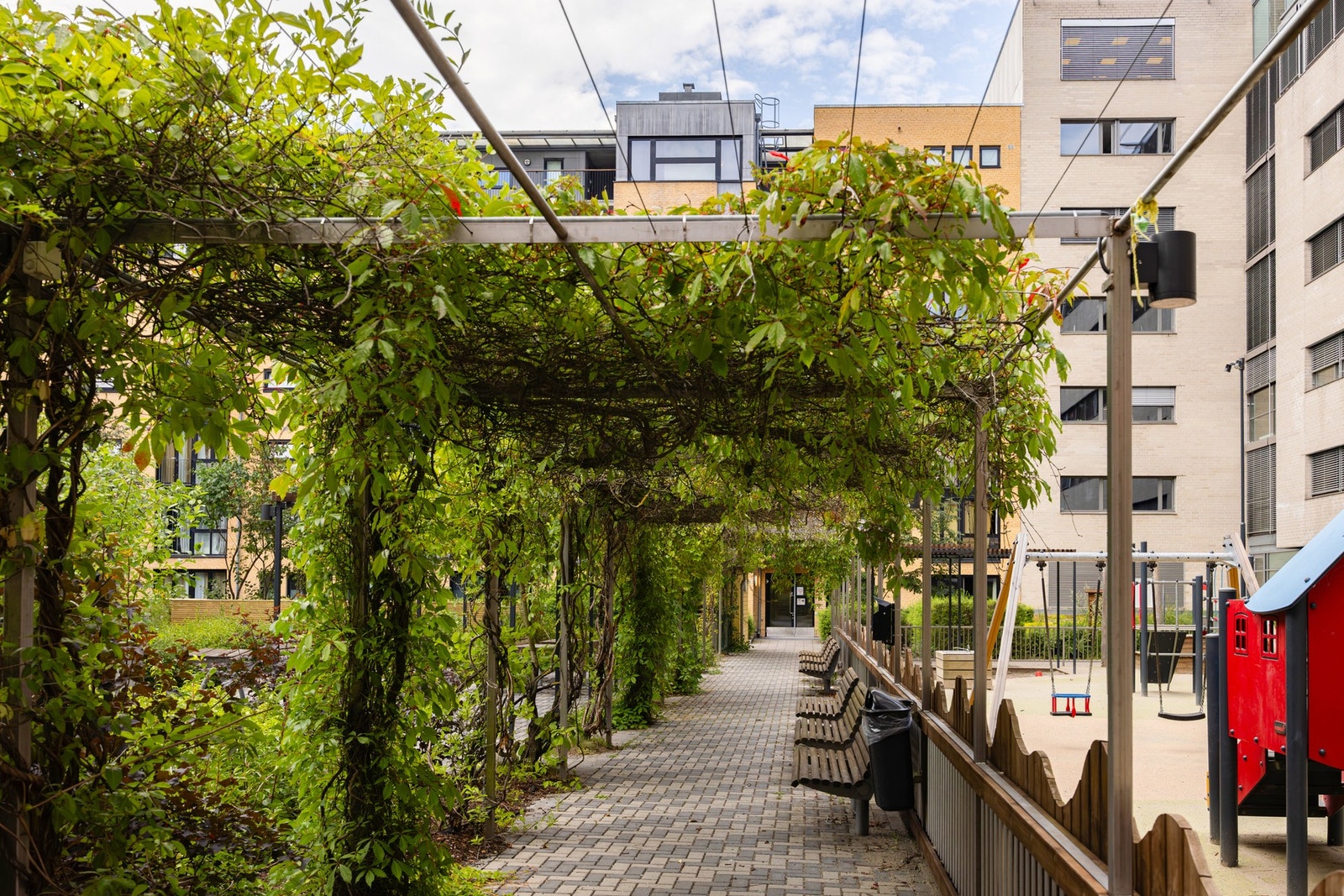 Meget frodig og med lekeplass for de minste. Galleribilde