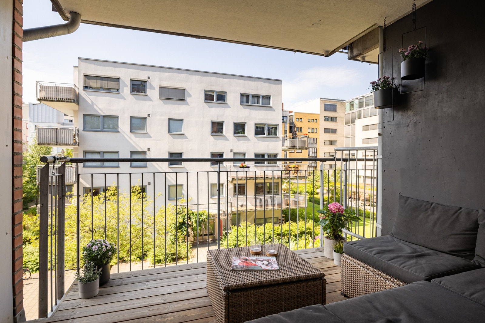 Gode solforhold og hyggelig utsyn mot et grønt fellesområde. Galleribilde