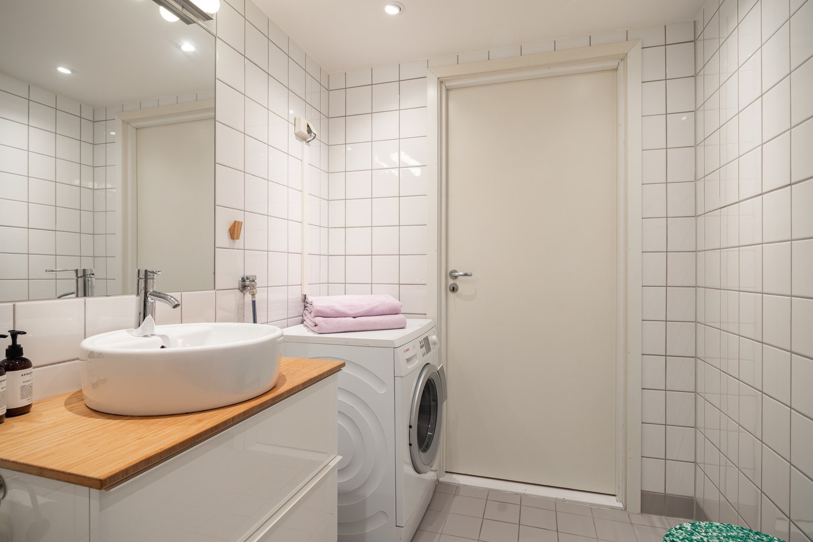 Det er oppbevaringsplass i servantskapet og opplegg for vaskemaskin. Galleribilde