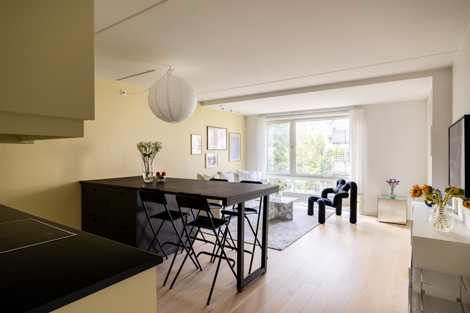 Velegnet plass til en stor sofagruppe ved vinduet. Galleribilde