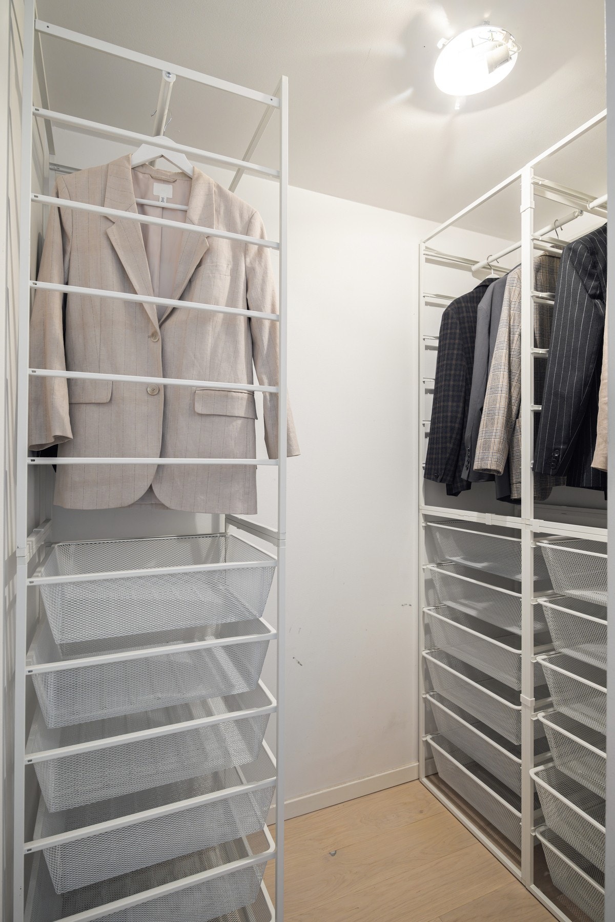 Walk-in eller innvendig bod? Mange muligheter for oppbevaring. Galleribilde