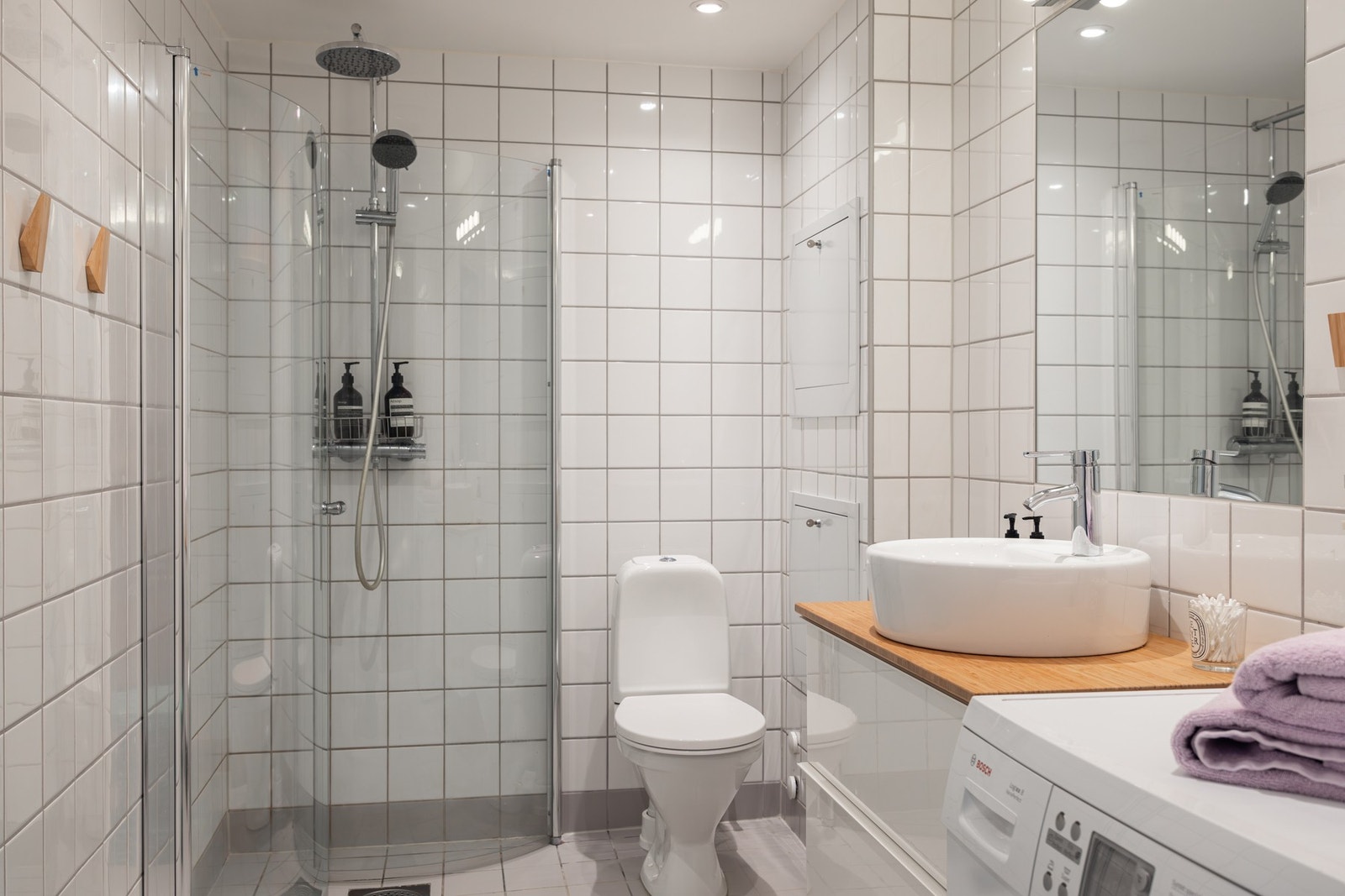 Lyst, flislagt baderom med varme i gulv. Galleribilde