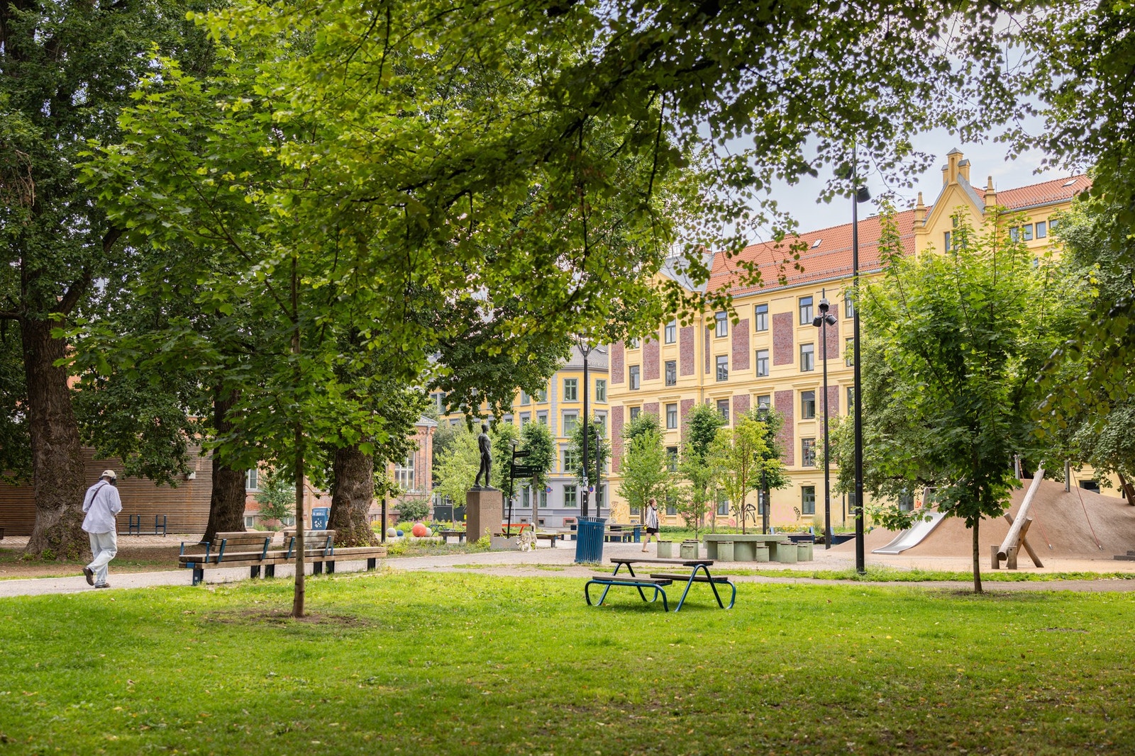 Her bor dere meget sentralt med gangavstand til alle byens fasiliteter, samt flotte parkområder i nærheten. Galleribilde