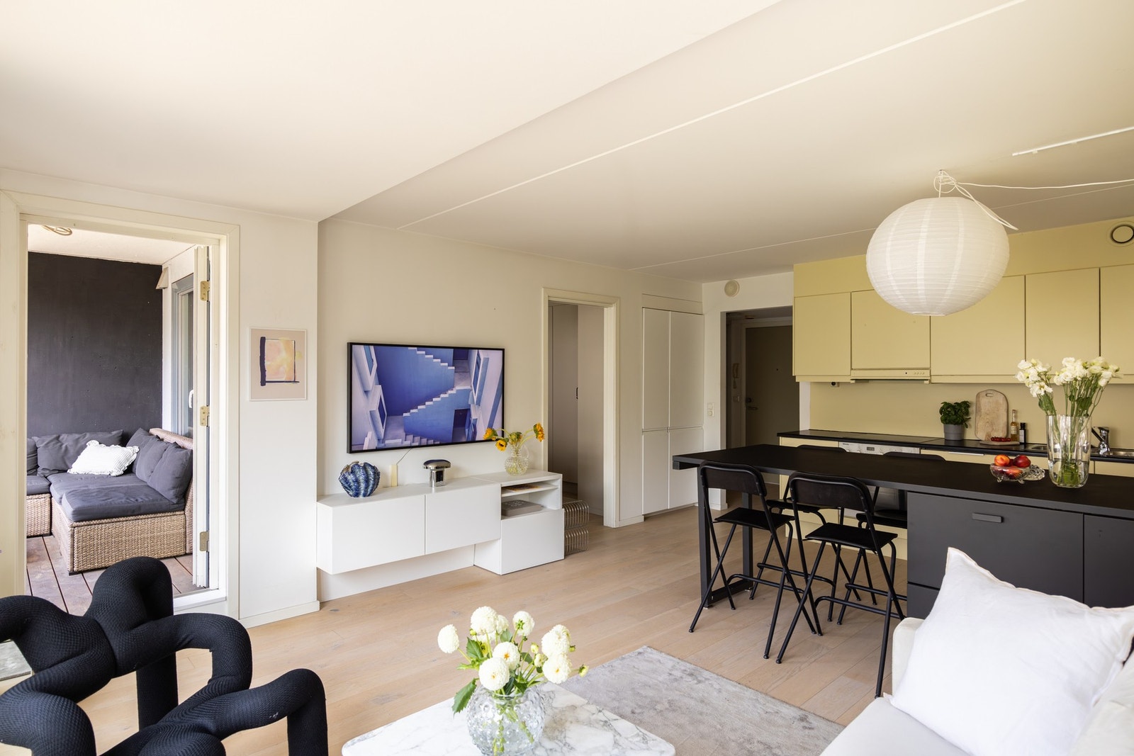 Planløsningen er meget god og fra stuen er det utgang til en flott balkong. Galleribilde