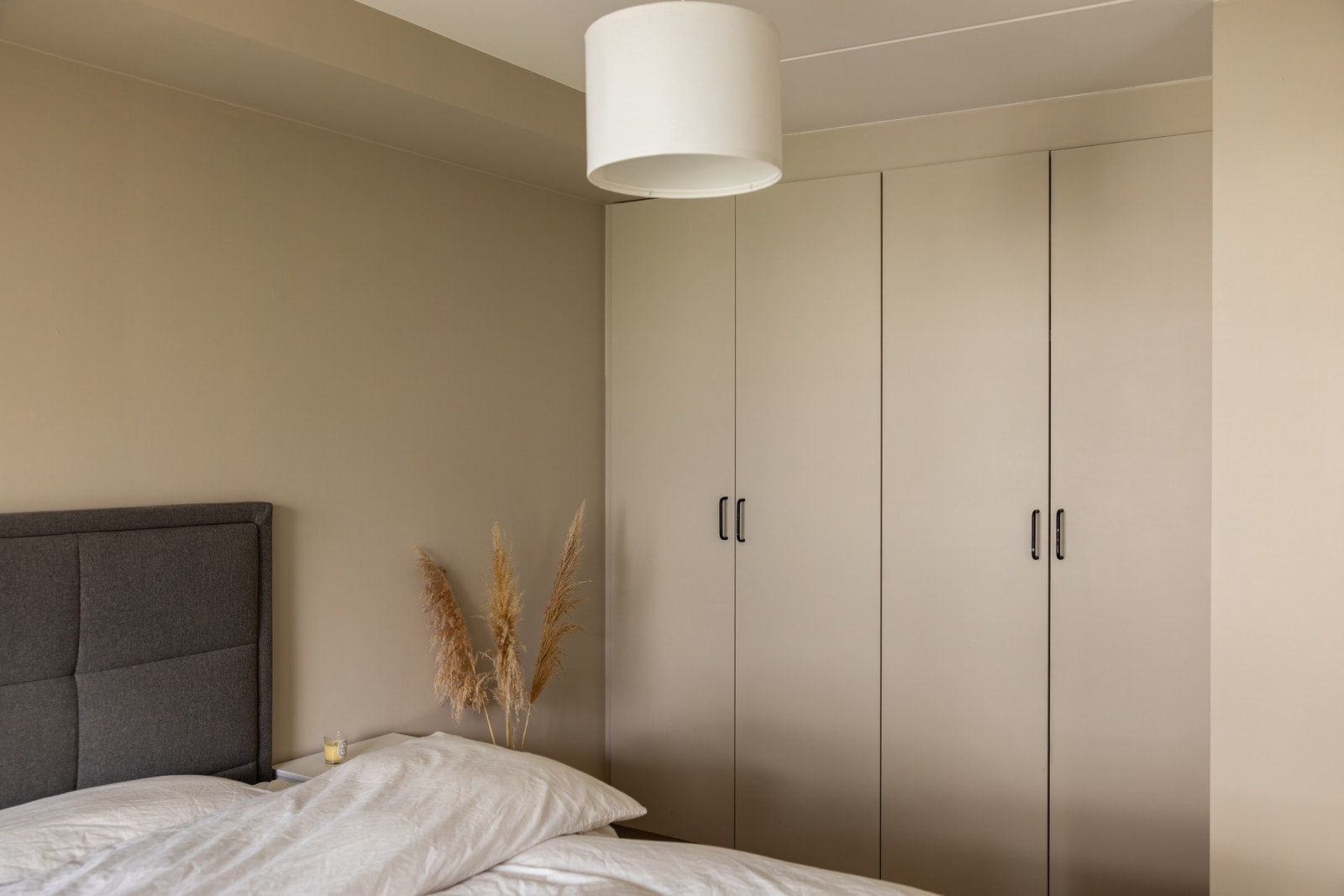 Videre har rommet en praktisk garderobe med plass til både klær og sko. Galleribilde