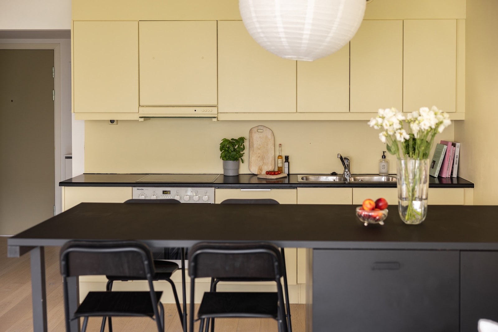 Praktisk og innholdsrikt kjøkken med mye lagringsplass. Galleribilde