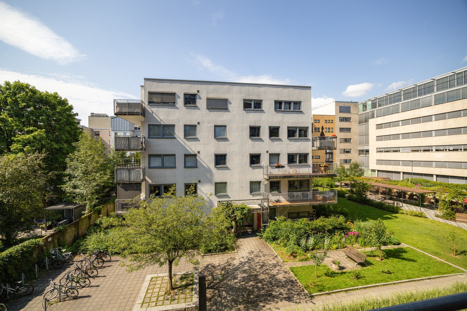 Et velholdt og vakker uteområde mellom blokkene. Galleribilde