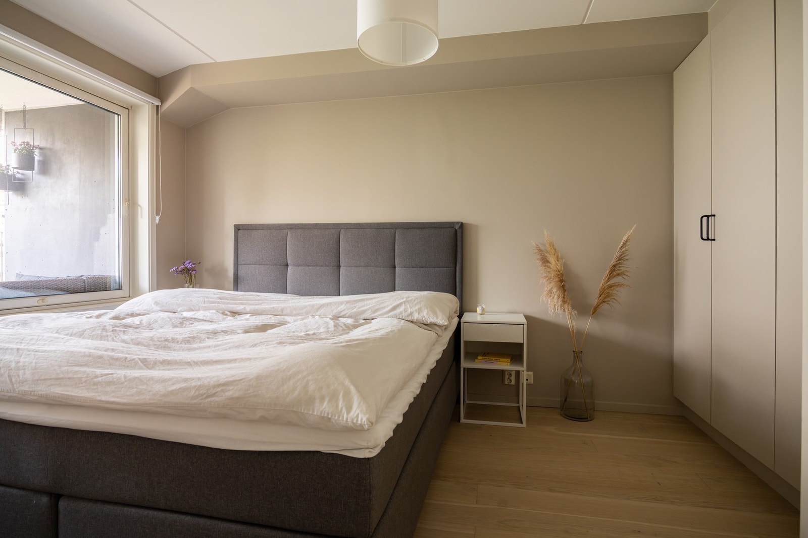 Et stort og delikat soverom med god plass til dobbeltseng. Galleribilde