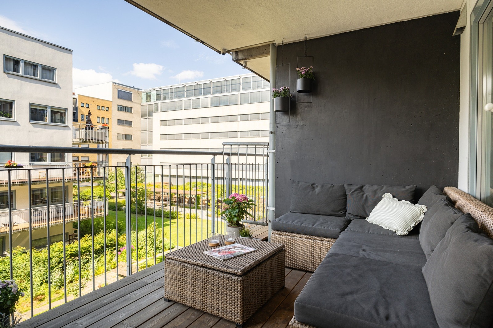 Utgang til en stor, flott balkong vendt mot sydvest. Galleribilde