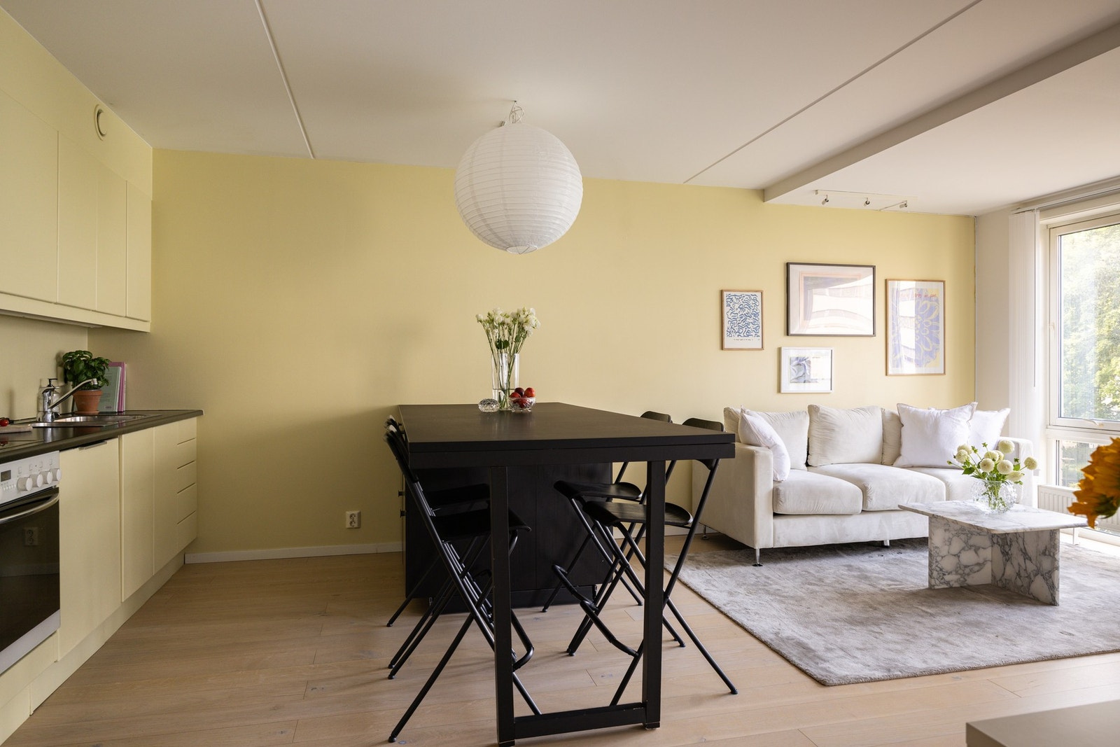 Gulvet i leiligheten er lagt med en lekker 1-stavs parkett. Galleribilde