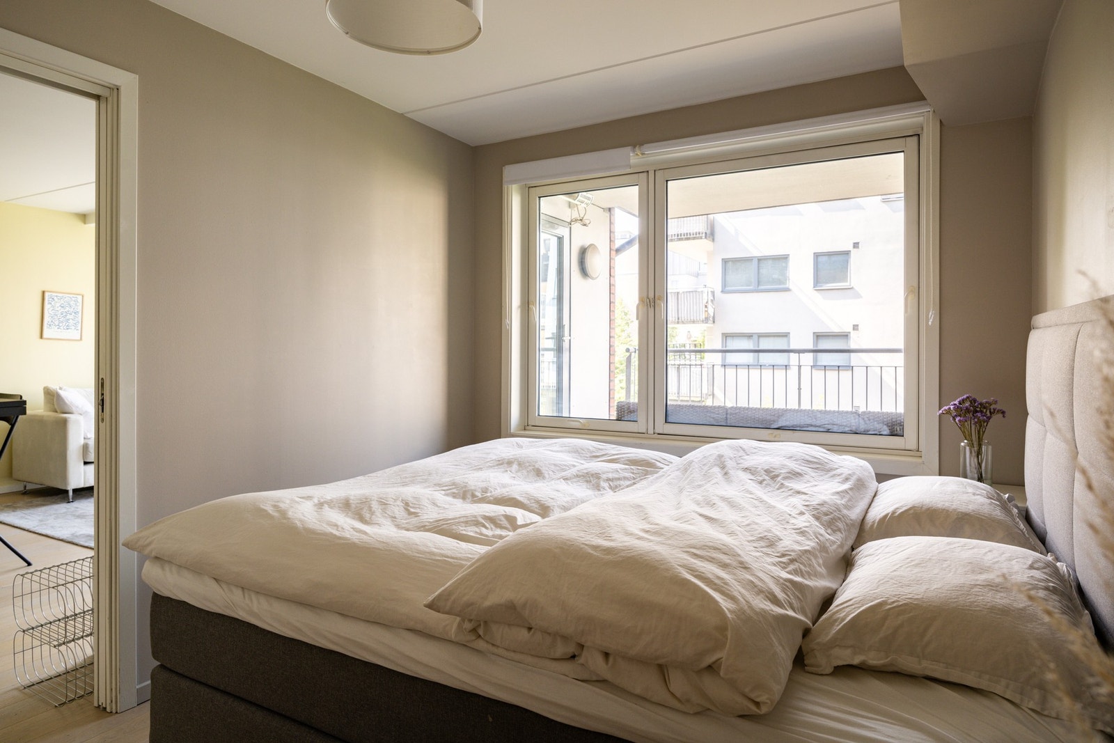 Mye naturlig lys fra stort soveromsvindu. Galleribilde