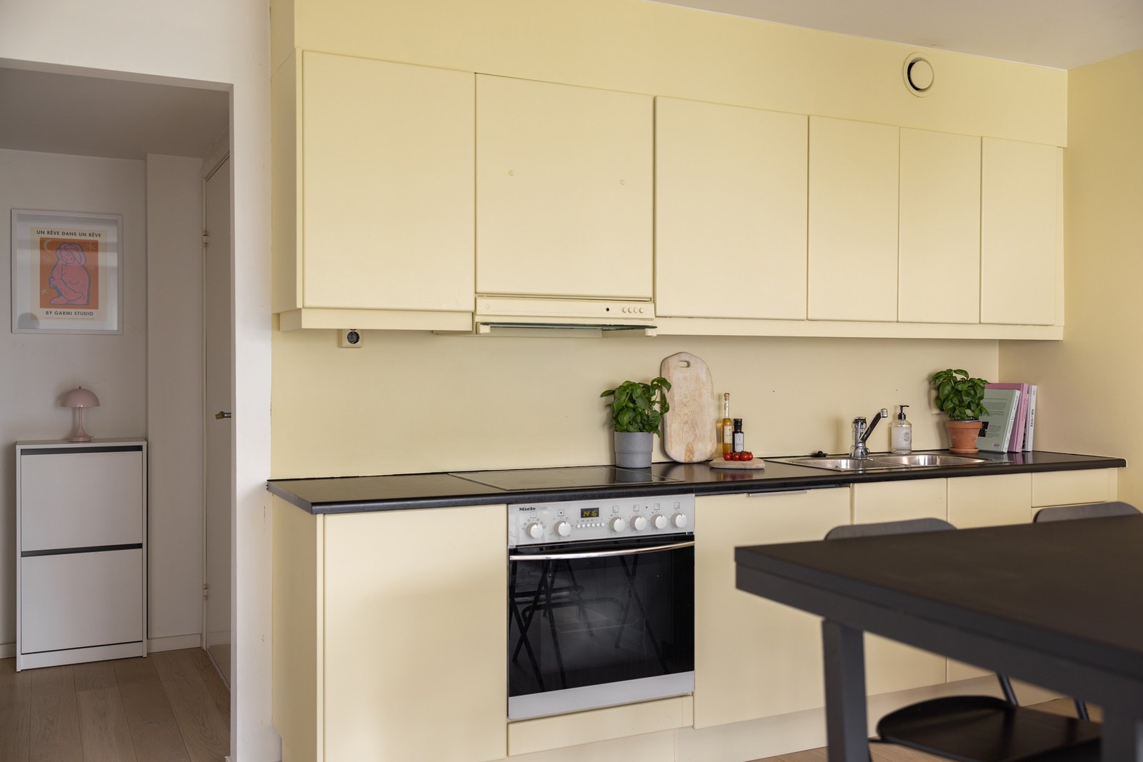 Kjøkkenet har glatte fronter, laminat benkeplate og integrerte hvitevarer. Galleribilde