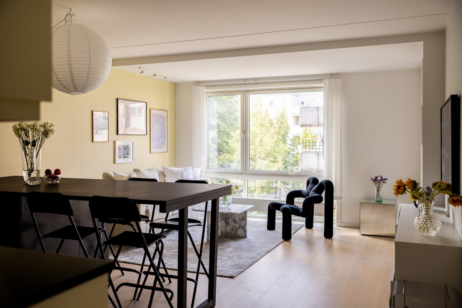 Et innbydende og stilrent hjem med store vindusflater. Galleribilde